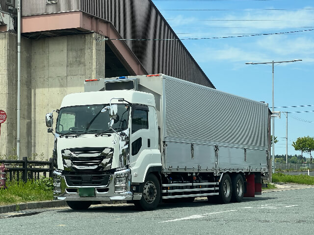 長距離トラックドライバーの1日の生活とは？仕事や休憩時間を紹介 | 運転ドットコム